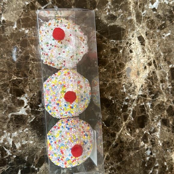 A set of three Christmas tree decorations as cupcakes made out of foam. - Picture 2 of 2